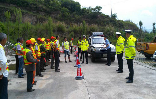 养护分公司承建泥巴山隧道路面改造项目开展安全教育培训